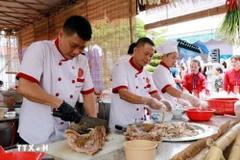 按照传统方式制作云姑河粉村（宁平省南同乡）的河粉。（图片来源：越通社）