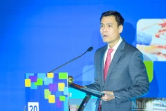 越南外交部副部长邓黄江在纪念活动上发表讲话。