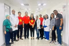 越南驻委内瑞拉大使馆干部和工作人员与Hemocentro血液中心工作人员合影留念。（图片来源：越南驻委内瑞拉大使馆提供）