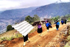 宣光省山区妇女积极帮助会员家庭消除临时住房。