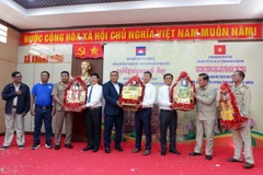 西宁省与柬埔寨柴桢省互赠礼物。（图片来源：越通社）