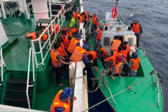 越南海军第四区将52名遇险渔民安全送至双子西岛。