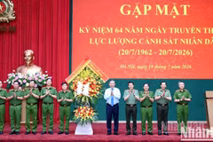 越共中央总书记、国家主席苏林向人民警察力量赠送鲜花。（登科 摄）