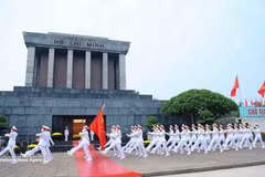 仪仗队齐步走过胡志明主席陵。（图片来源：越通社）