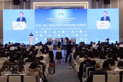 越南工贸部副部长阮黄龙发表讲话。（图片来源：越通社）