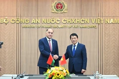 越共中央政治局委员、公安部长梁三光大将与白俄罗斯安全会议国务秘书亚历山大·沃尔福维奇。（图片来源：bocongan.gov.vn）