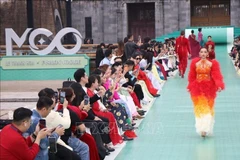 “Hello Cosmo From Vietnam”第二季时尚秀正式拉开2025 环宇小姐大赛之旅的序幕。（图片来源：越通社）