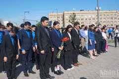 纪念胡志明主席诞辰136周年: 敬献花篮仪式在俄罗斯举行。