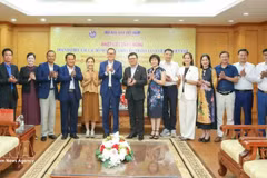 越共中央委员、中央宣教与民运部副部长、《人民报》社总编辑、越南新闻工作者协会主席黎国明会见柬埔寨记者俱乐部代表团。