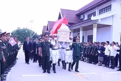 迎接英雄烈士回归祖国。