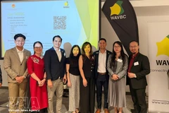 越南驻珀斯总领事阮清河（右二）与企业代表合影。（图片来源：越通社）