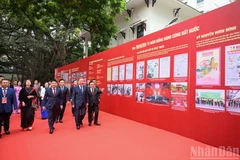 苏林总书记以及党和国家领导人参观《人民报》75周年与国家并肩前行的成就展。（维灵 摄）