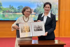 胡志明主席遗迹区代表接收由原公安部管理局副局长黎芳一家赠送的珍贵纪实照片。