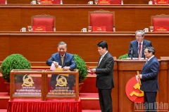 越共中央总书记苏林与党和国家领导人投票选举越南共产党第十四届中央委员会正式委员和候补委员。