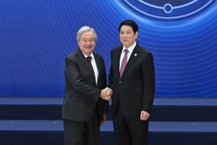 越南国家主席梁强欢迎联合国秘书长前来出席《河内公约》签署仪式。