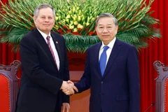 2025年3月，越共中央总书记苏林会见美国蒙大拿州美国参议院议员史蒂夫·戴恩斯。（图片来源：越通社）