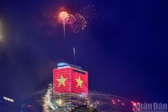 胡志明市五彩烟花盛放，庆祝国家统一51周年。