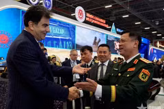 阮长胜上将和土耳其国防部副部长穆萨·海伊贝特。（图片来源：越南人民军队报）