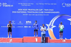 组委会为参加2026年国家铁人三项俱乐部锦标赛的运动员颁发个人奖项。（图片来源：越通社）