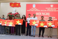 组委会向沙黄坊党委和人民委员会赠送纪念品及200面越南国旗。（图片来源：越通社）