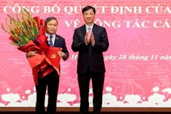 越共中央政治局委员、河内市委书记阮维玉向武大胜同志颁发中央政治局的决定。