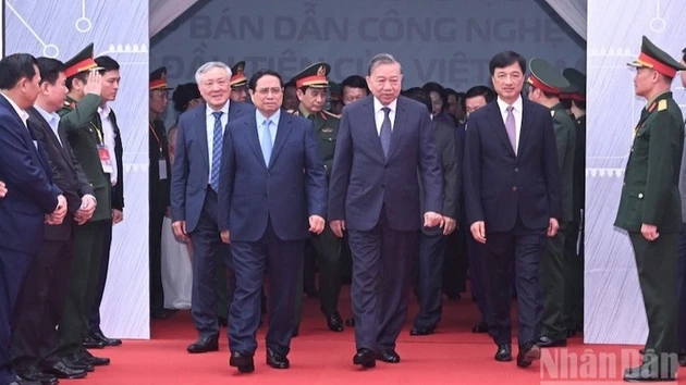 苏林总书记、范明正总理等党、国家领导人出席越南军队电信工业集团的高科技半导体芯片制造厂项目奠基仪式。
