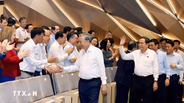 4月9日晚，越共中央总书记、越南国家主席苏林，国会主席陈青敏，党和国家领导人在河内剑湖歌剧院出席了名为“祖国在我心中”的文艺表演活动。此次活动旨在庆祝越南第十六届国会代表及2026-2031年任期各级人民议会代表选举取得圆满成功，同时欢迎越南第十六届国会第一次会议召开。