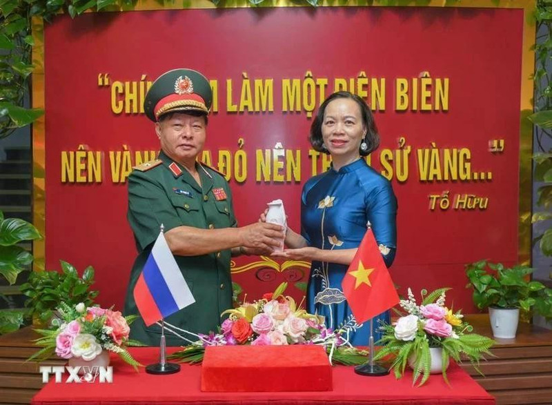 接收来自俄罗斯圣彼得堡市皮斯卡廖夫纪念公墓的圣土罐。