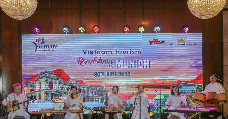 2025年越南旅游推介活动中的文艺表演节目。（图片来源：越通社）