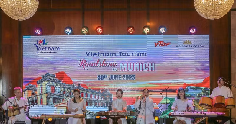 2025年越南旅游推介活动中的文艺表演节目。（图片来源：越通社）