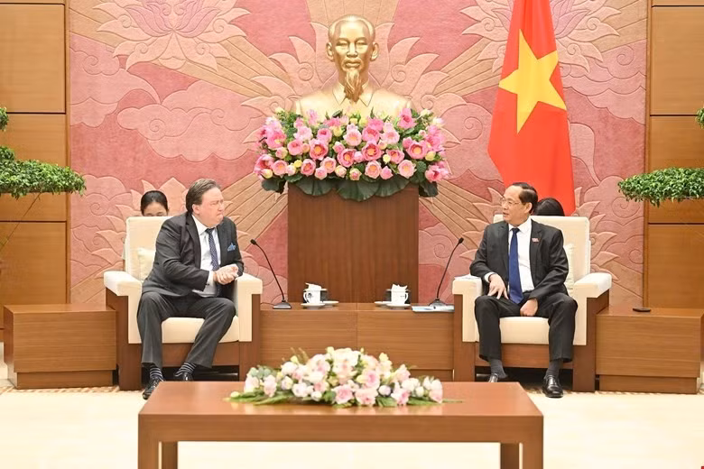 越南国会副主席陈光方会见美国驻越大使。（图片来源：quochoi.vn）