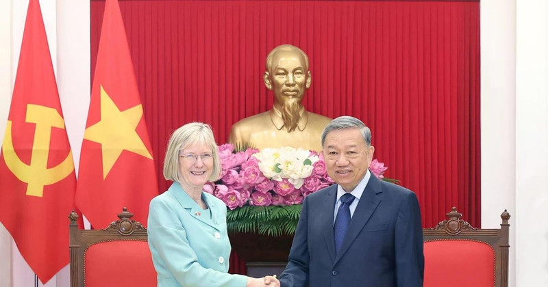 越共中央总书记苏林与澳大利亚新任驻越南大使吉莉安·伯德。（图片来源：越通社）