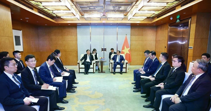 范明正总理会见中国商用飞机有限责任公司副总经理沈波。（图片来源：越通社）