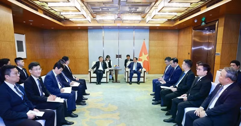 范明正总理会见中国商用飞机有限责任公司副总经理沈波。（图片来源：越通社）