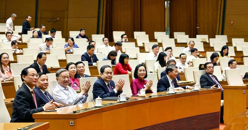 出席奖状颁发仪式的党和国家各位领导人。（图片来源：越通社）