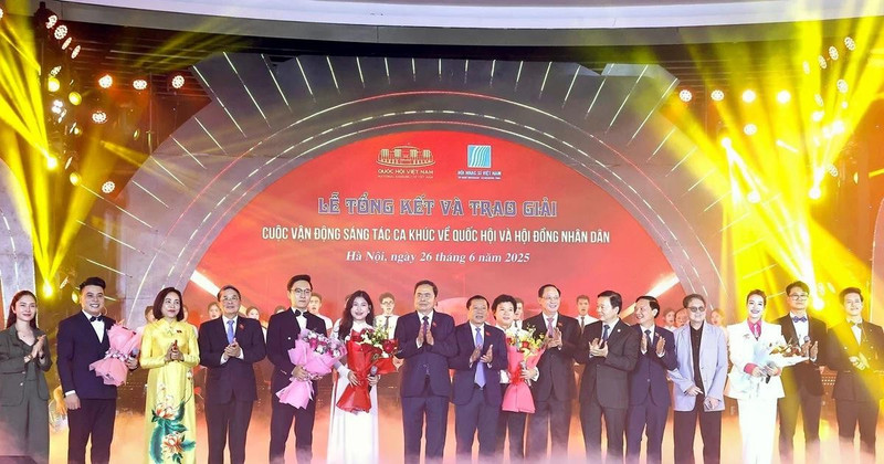 关于国会和人民议会的歌曲创作比赛总结与颁奖仪式。（图片来源：越通社）