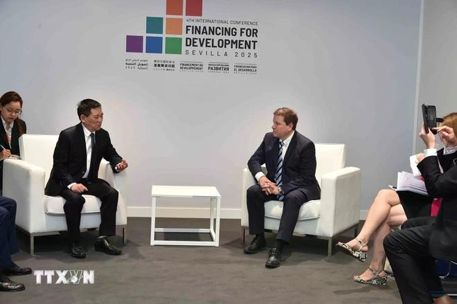 政府副总理胡德福分别会见西班牙首相与芬兰对外贸易和发展部长