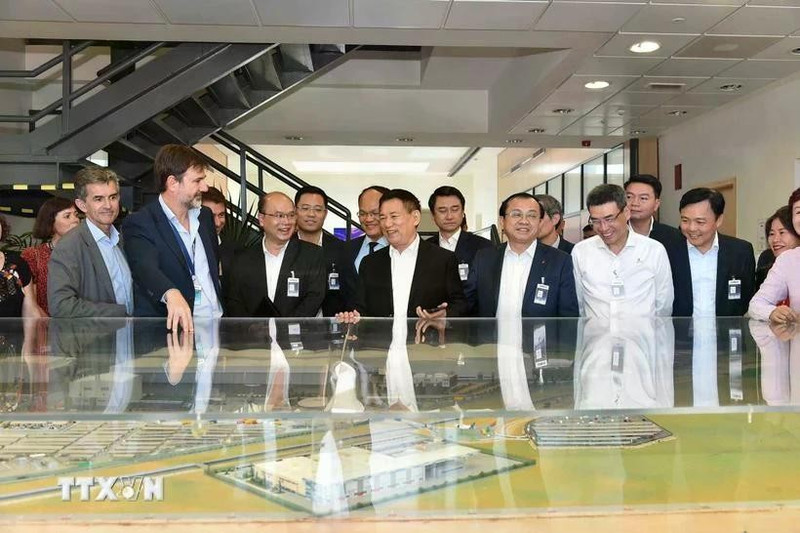 胡德福副总理考察西班牙塞维利亚空客工厂 。（图片来源：越通社）