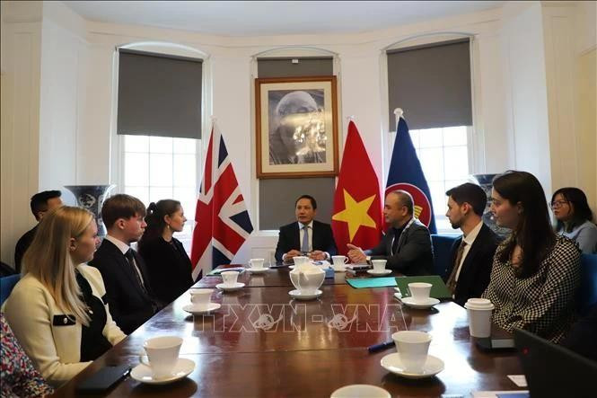 越南驻英大使杜明雄在座谈会上发表讲话。