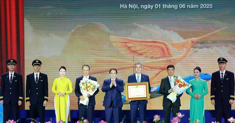 越南政府总理范明正向越南航空公司授予政府总理奖状。