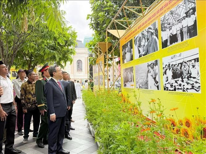 展览会展出100幅图片，介绍阮文灵同志的革命生涯及他对南方革命作出的重大贡献。（图片来源：越通社）