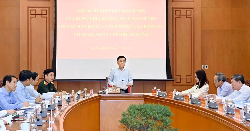 越共中央书记处常务书记陈锦秀主持召开中央直属各党务机关、办公厅、党委、机关和群体组织工作例会。