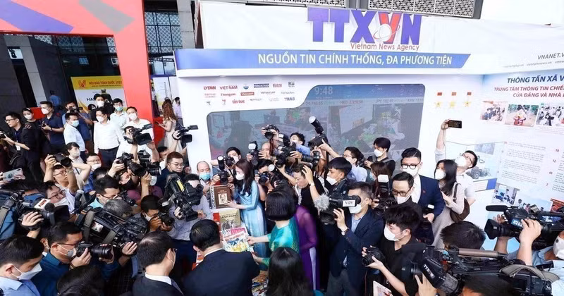 在2022年全国新闻展上，媒体记者报道关于越通社的展位。（图片来源：越通社）