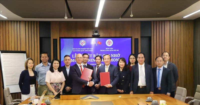 黎友双少将与VBUK主席黄越芳签署合作备忘录。（图片来源：越通社）