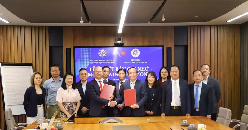 黎友双少将与VBUK主席黄越芳签署合作备忘录。（图片来源：越通社）