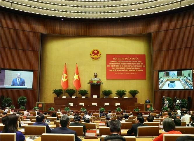 越共中央总书记苏林在贯彻越共中央政治局第66-NQ/TW和第68-NQ/TW决议全国会议上发表讲话。（图片来源：越通社）