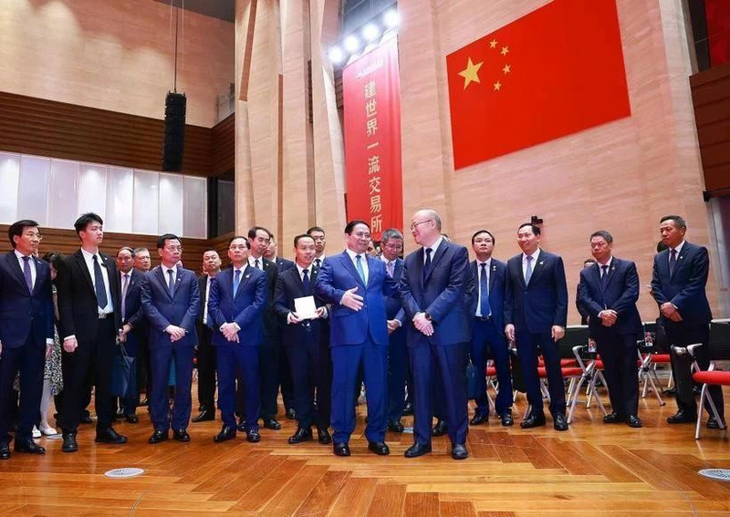 越南政府总理范明正于6月26日上午前往中国上海证券交易所（SSE）考察。（图片来：越通社）