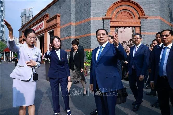 越南政府总理范明正参观中国共产党诞生地。（图片来源：越通社）