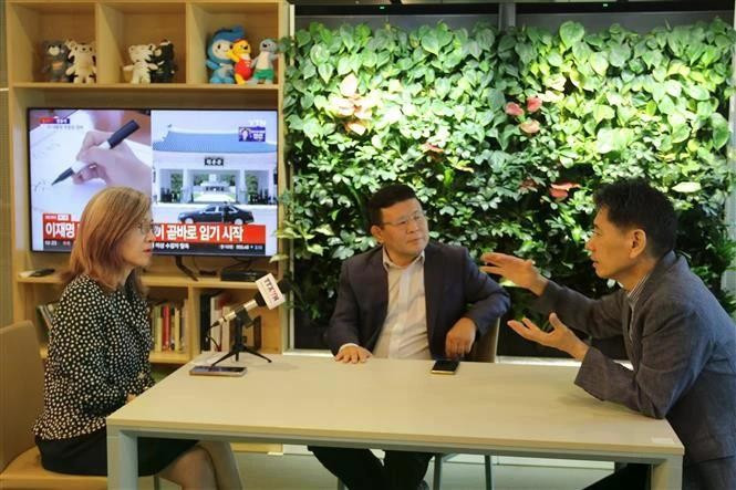 权赫敏先生（左二）、权成泽先生（右一）接受越通社驻韩国记者的采访。