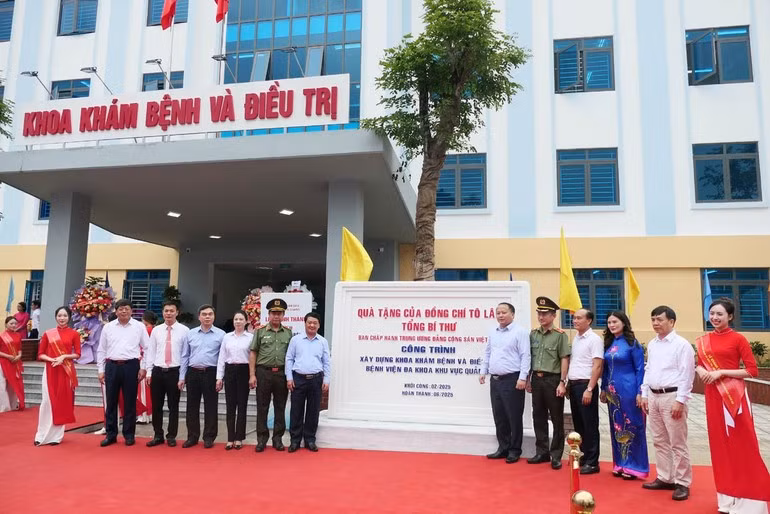 与会代表共同出席官坝地区综合医院门诊及治疗科落成剪彩仪式。